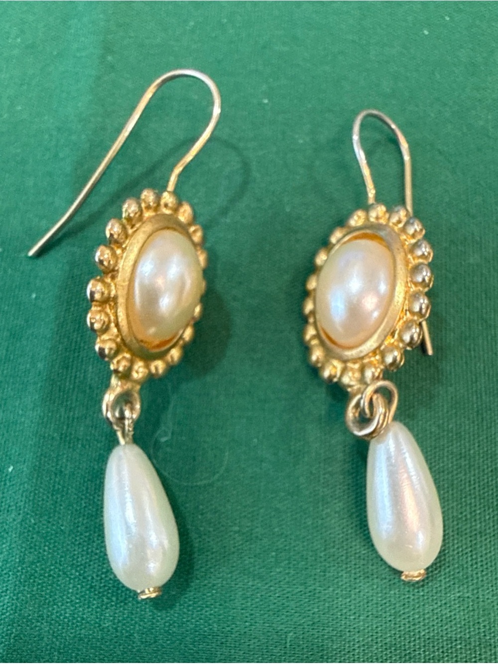 Vintage Style Goldtone Faux Pearl Earrings Oval Frame & Teardrop Dangle 17F
